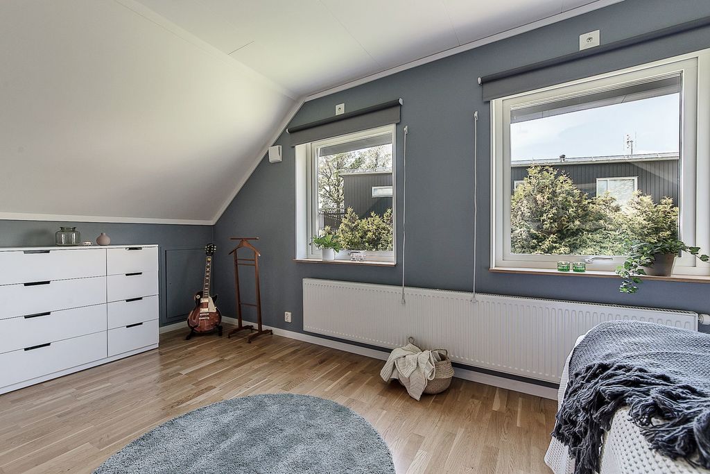 Master bedroom med dubbla fönster