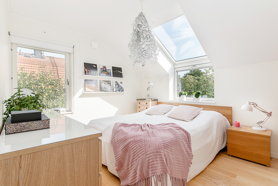 Master bedroom med fönster i två väderstreck och takfönster