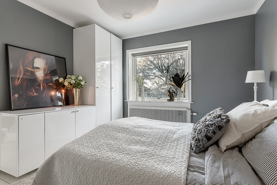 Master bedroom med förvaring och stort fönster