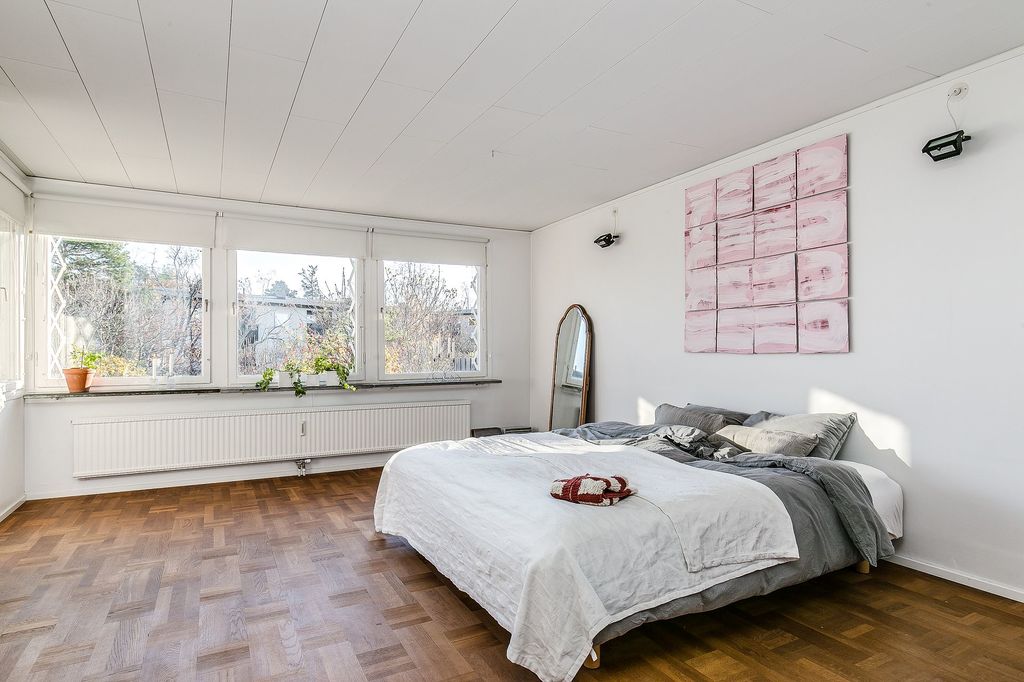 Master bedroom med stort fönsterparti