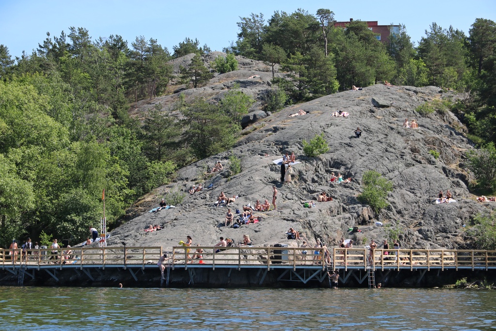 Stege vid Örnsbergs klippbad.JPG