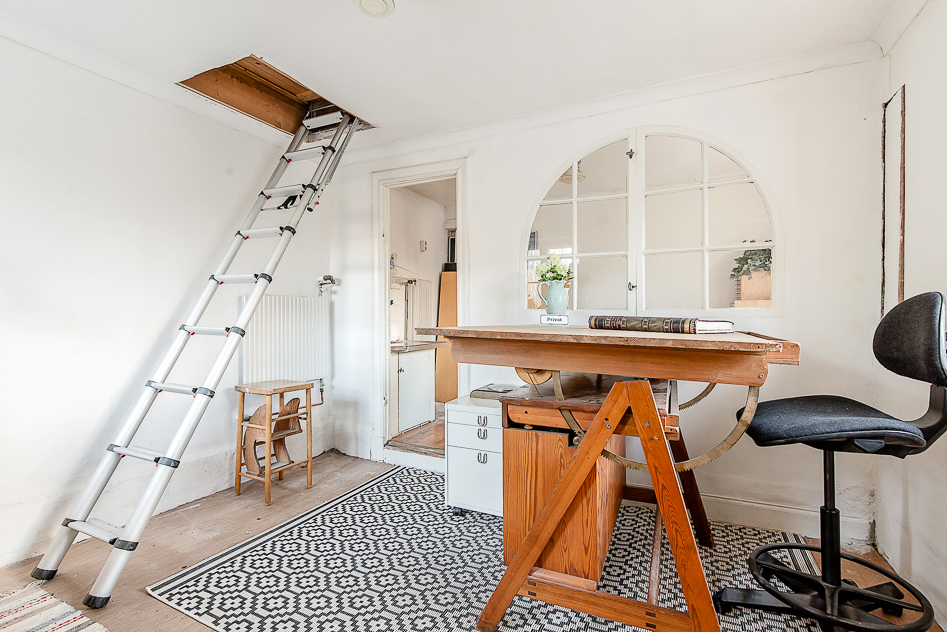 Arbetsrum edyl med trappa från vardagsrummmet