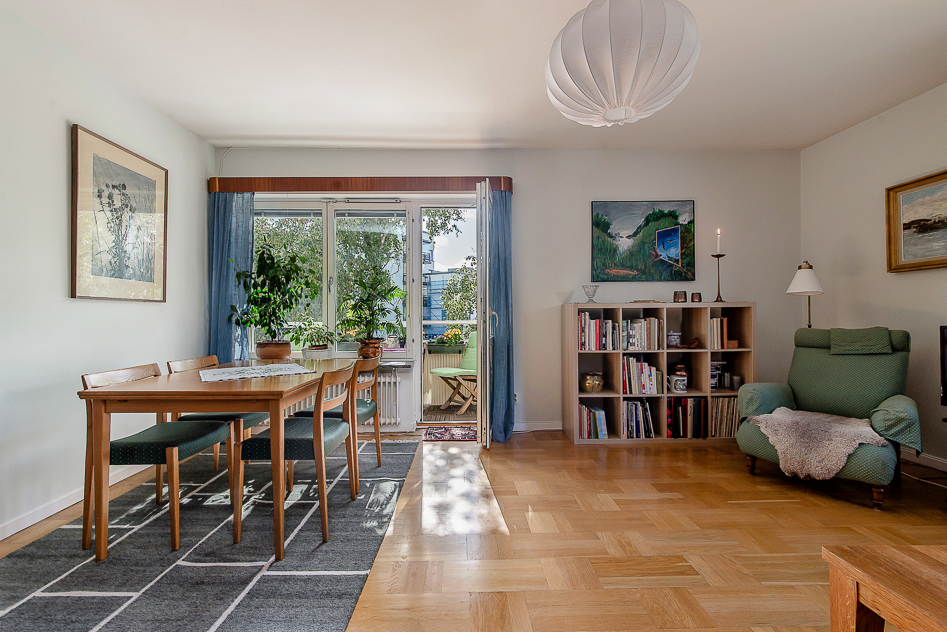 Vardagsrum med utgång till balkong