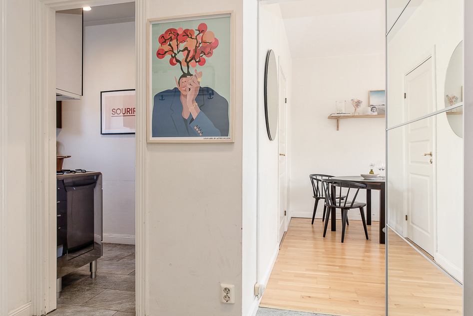 Kök och matplats sett från hallen