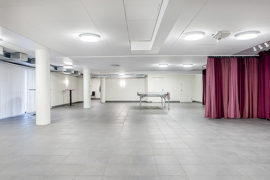 Föreningslokalen går att gränsa med drapperier.jpg