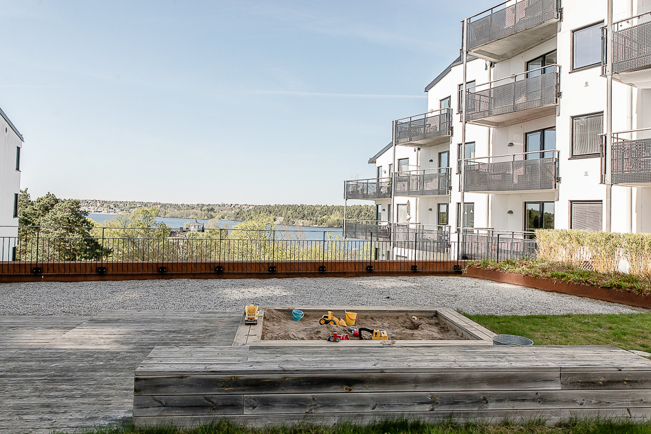 Sandlåda mellan hus 1 och hus 2.jpg