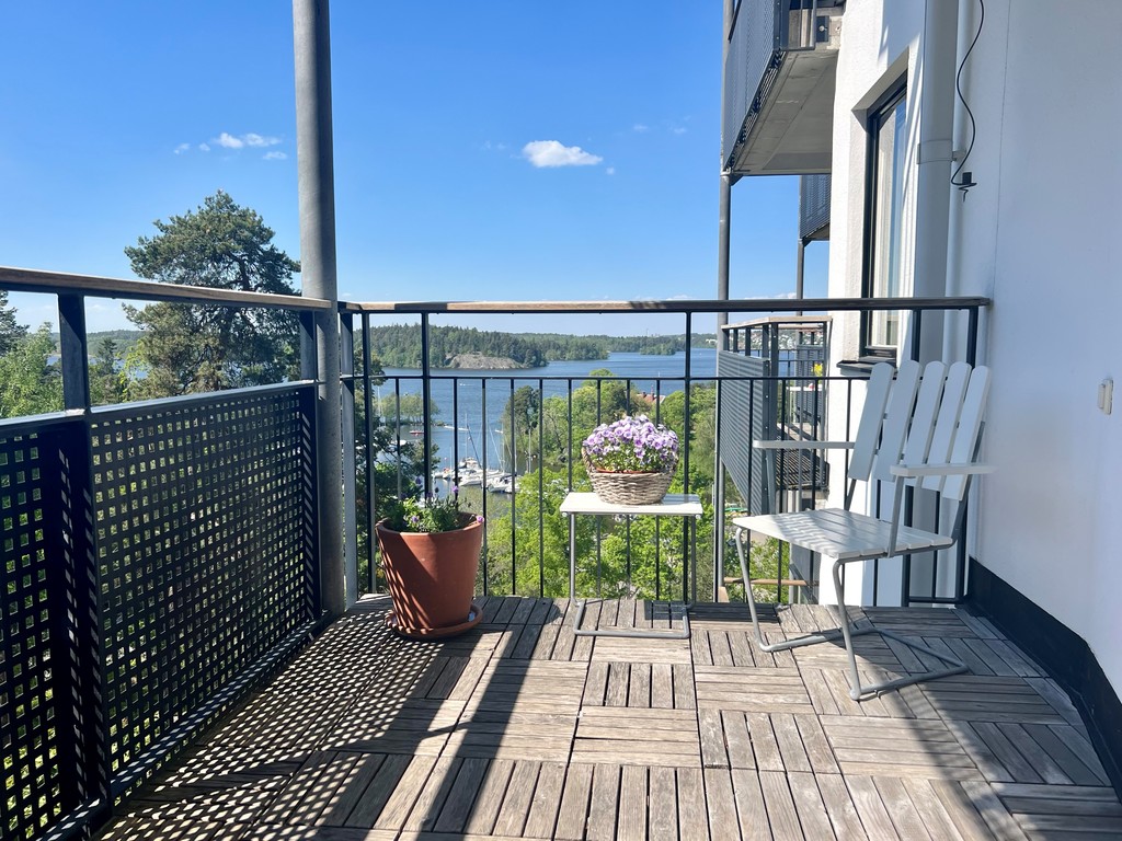 Balkong som nås från vardagsrummet