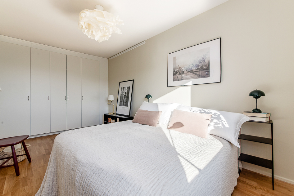 Hel garderobsvägg i Master bedroom