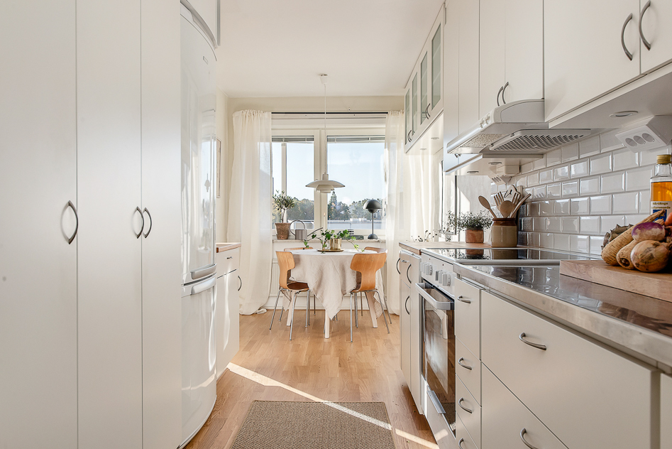 Köket mot matplatsen