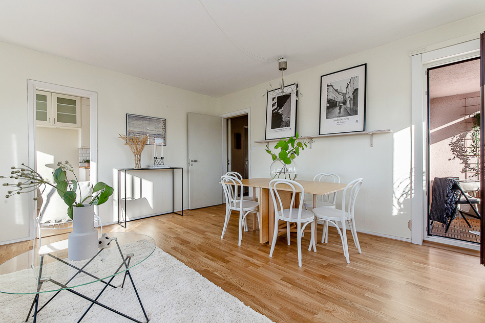 Vardagsrum mot hall och balkong