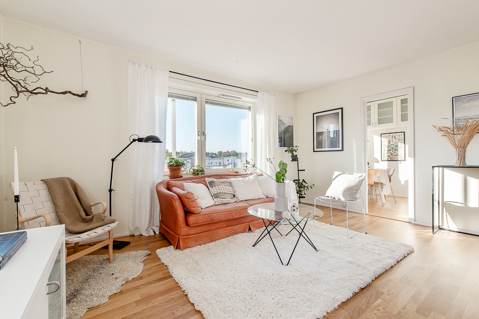 Vardagsrummet mot köket