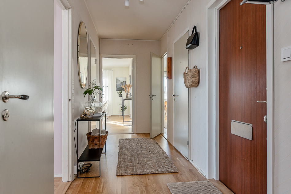 Hall mot vardagsrummet