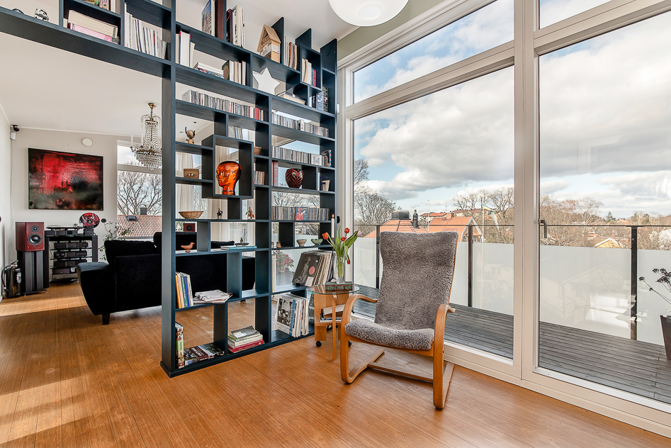 Övre hall med designad platsbyggd bokhylla