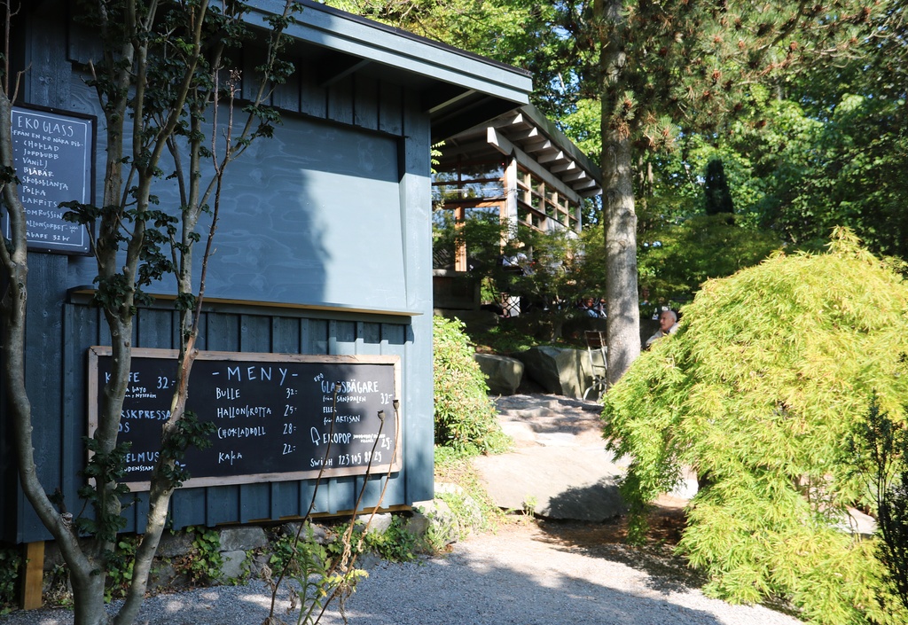 Underbart café på Zetas trädgård.JPG