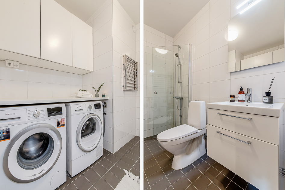Badrum med tvättmaskin och torktumlare