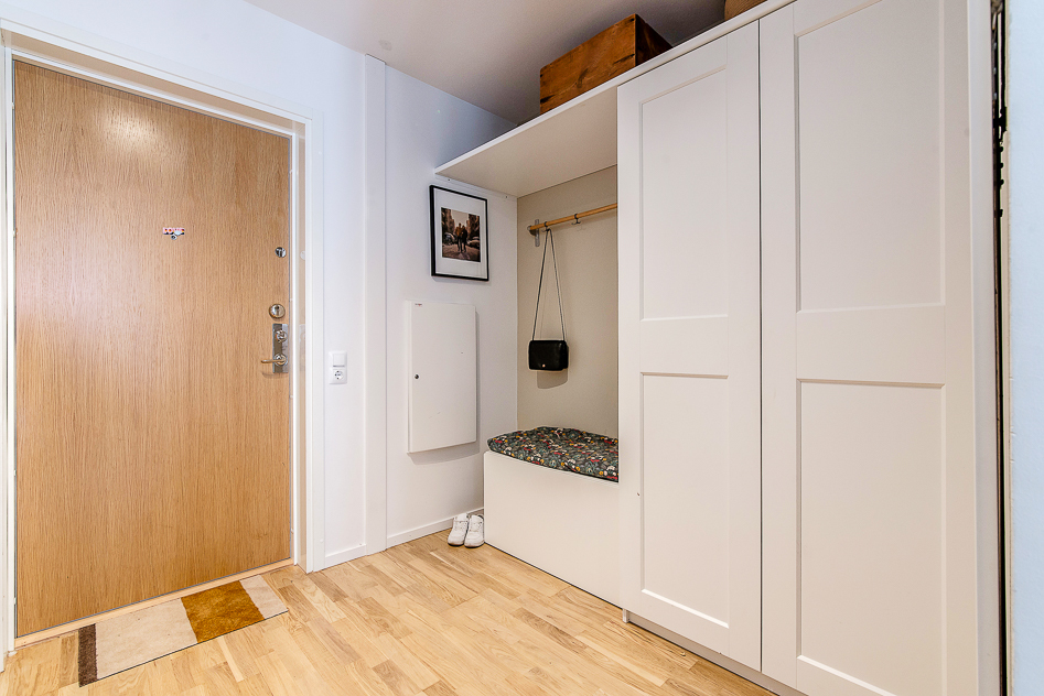 Stor garderob som rymmer mycket