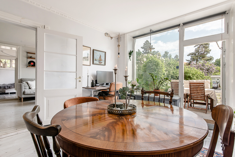 Panoramafönster mot utgång till trädgård