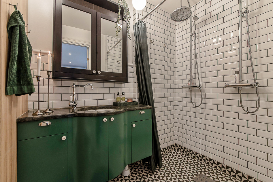 Badrum med dubbeldusch och tvättpelare