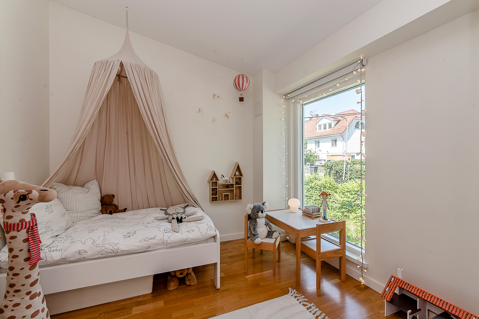 Sovrum med högt fönster