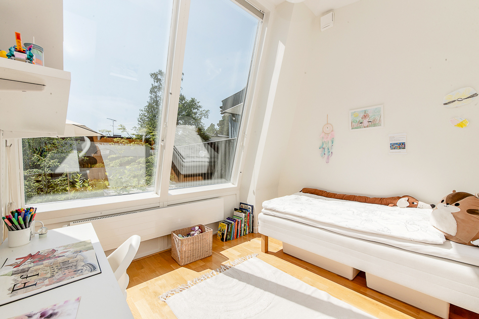 Sovrum med ateljéfönster