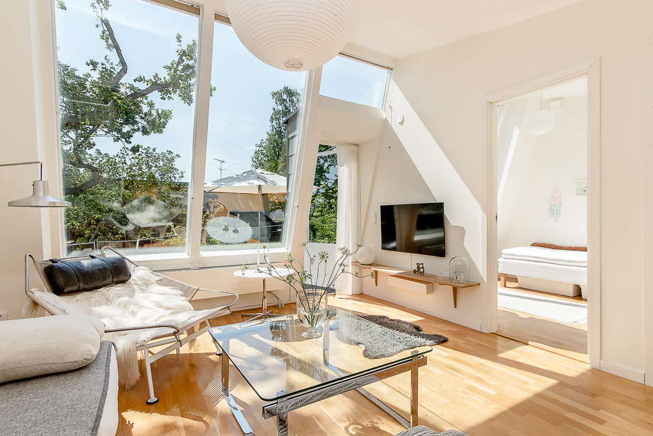 Övre vardagsrum med glimt in till ett av sovrummen