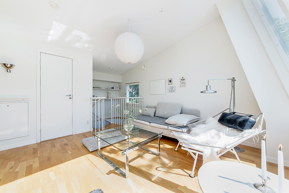 Övre vardagsrum med vy mot badrum och trappa