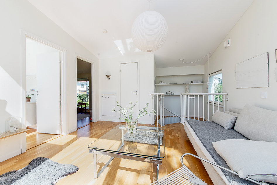 Övre vardagsrum med glimt in till det andra sovrummet