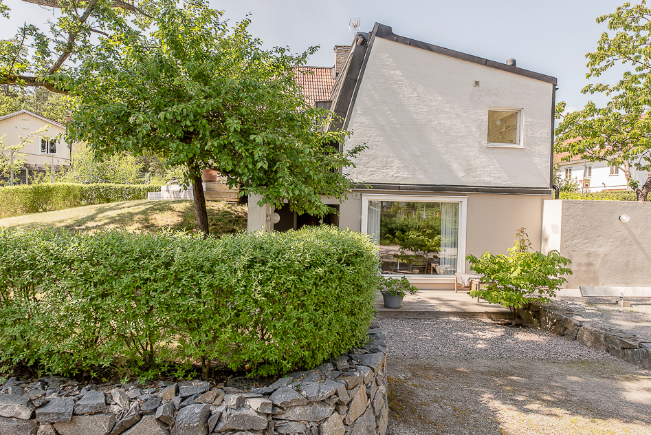 Den lilla trädgården ramas in av en tät häck