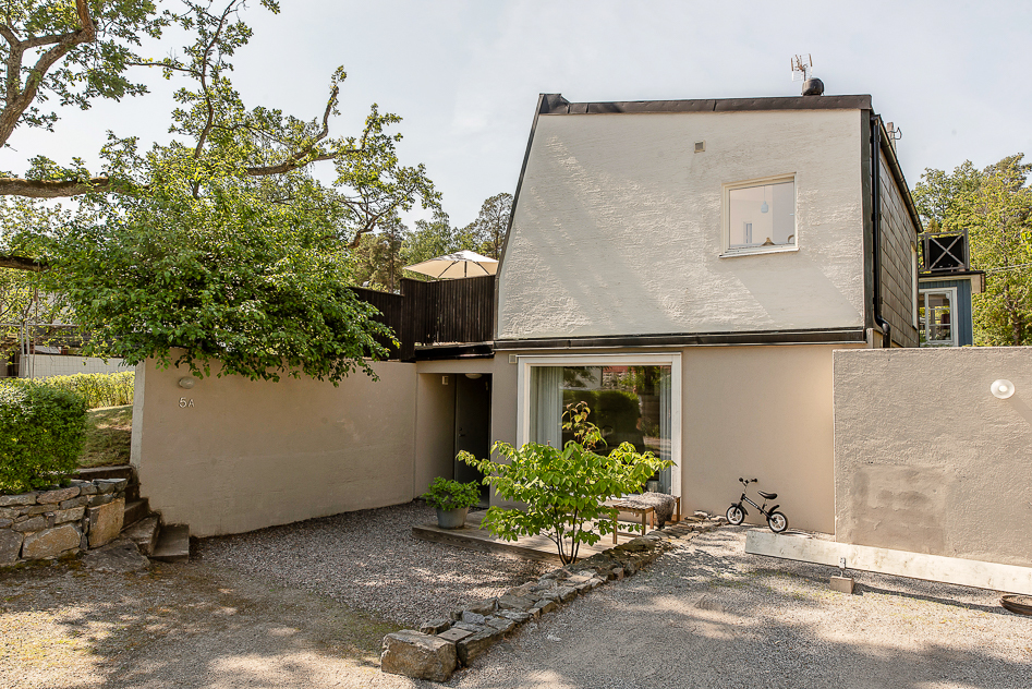 Entré med uteplats och parkeringsplats