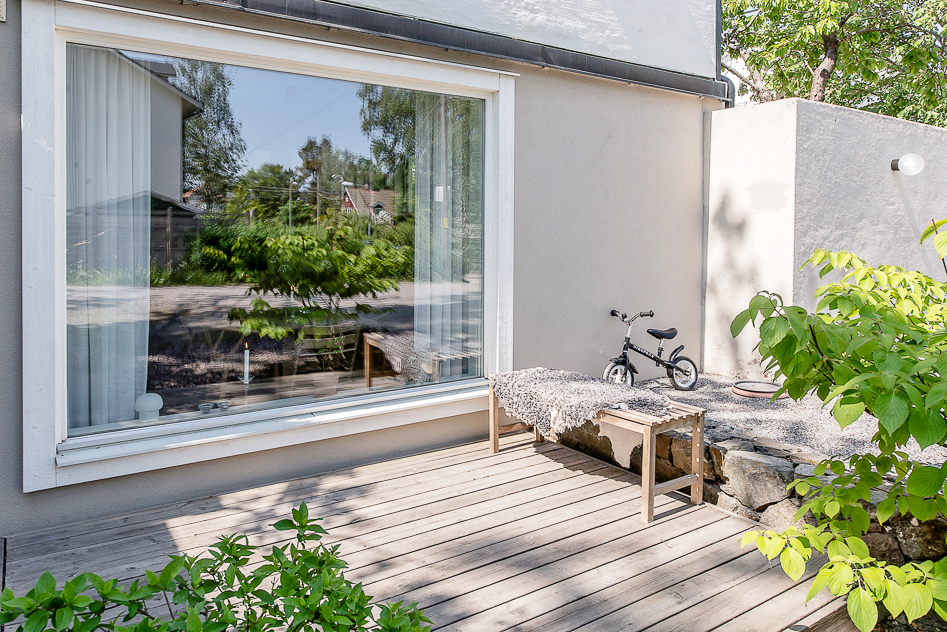 Uteplatsen intill entrén