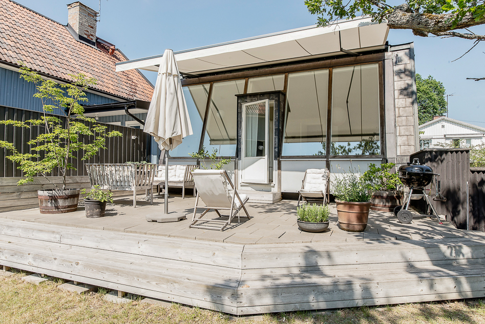 Stor anlagd altan med markis