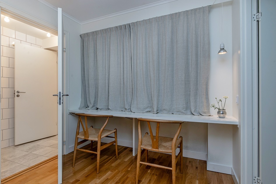 Två platsbyggda arbetsplatser