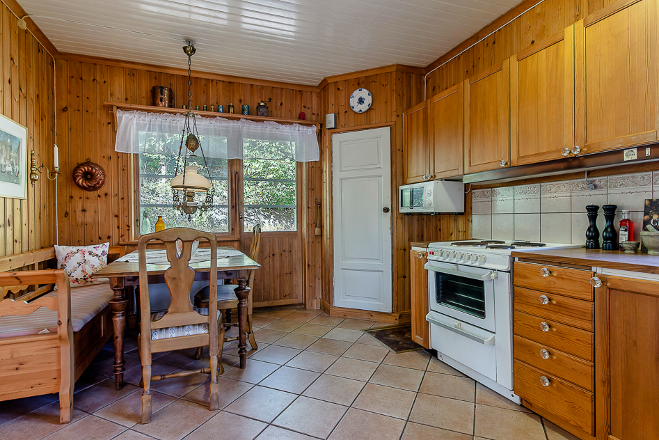 Kök med utgång till baksidan av trädgården