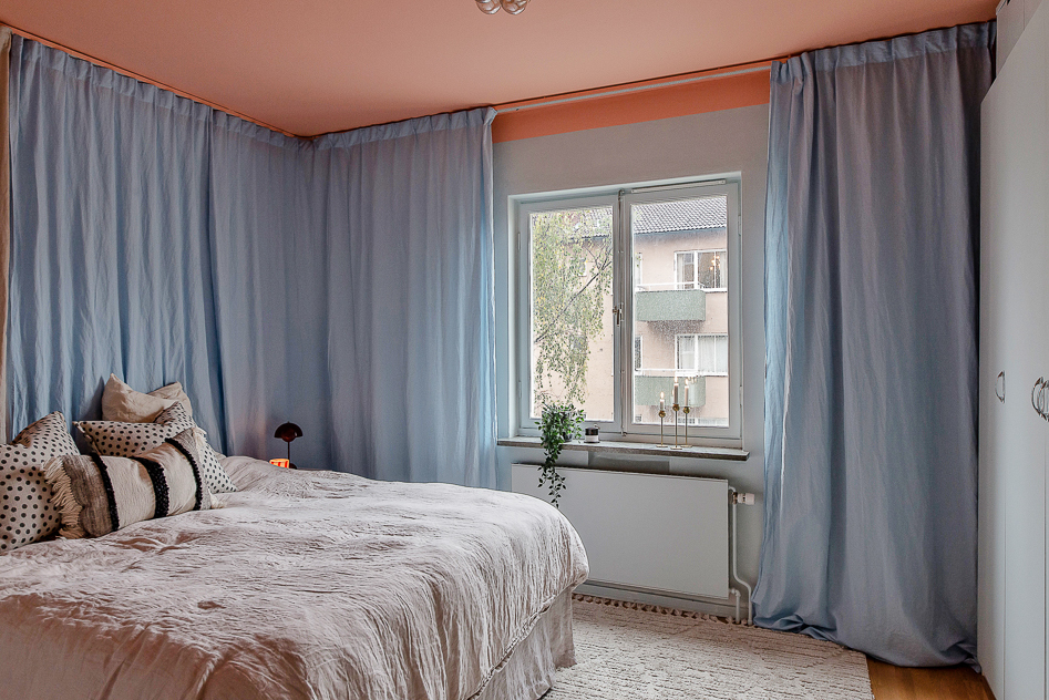 Rymligt sovrum, idag målat i 