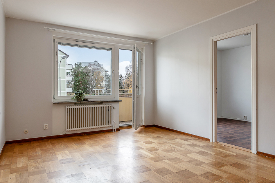 Vardagsrum med utgång till balkongen 