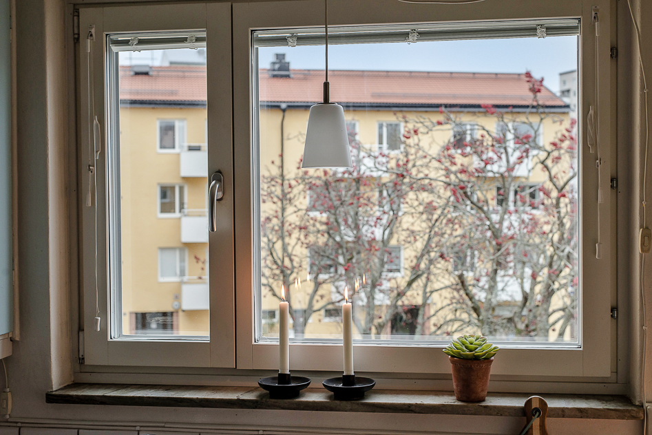 Fönster i lugnt läge in mot gården