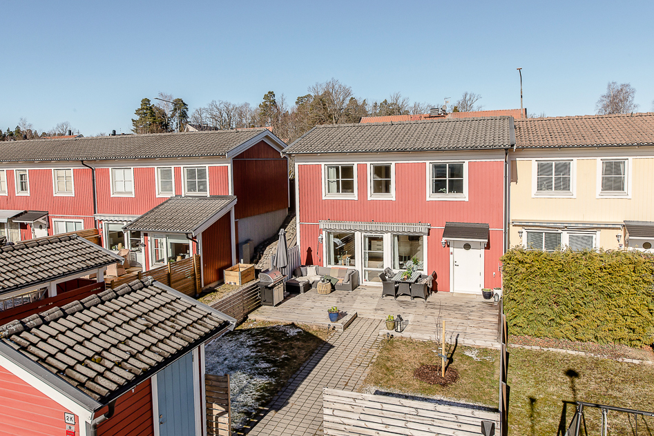 Framsida med bod och parkering för två bilar