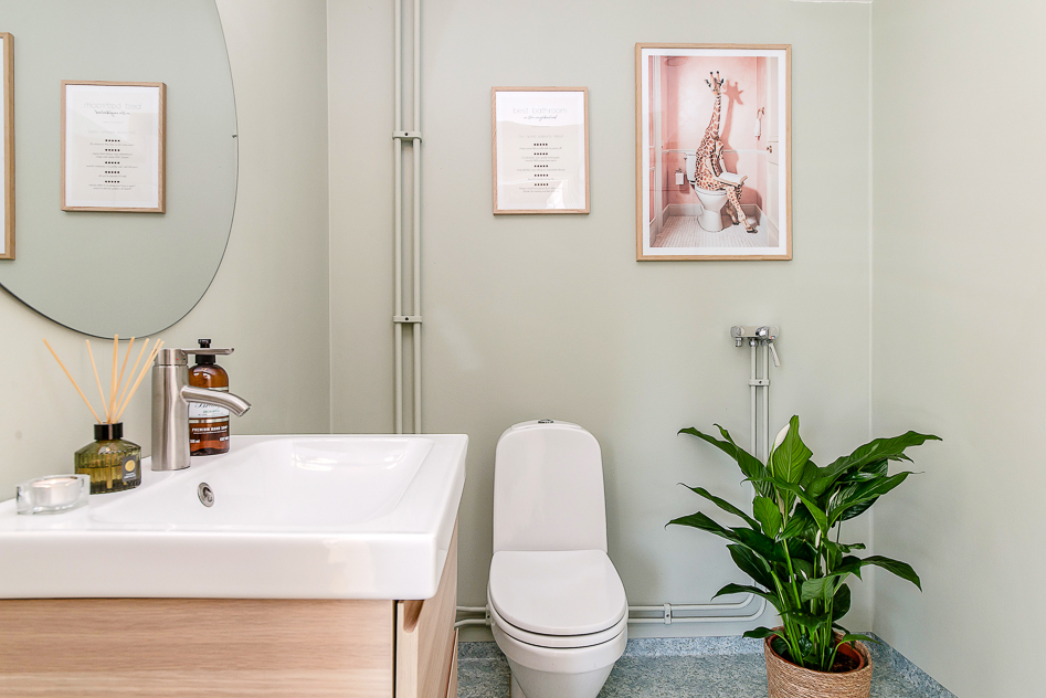 Stor toalett med panna intill entrén