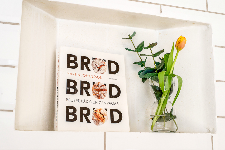 Två fina hyllor i köksväggens hörna