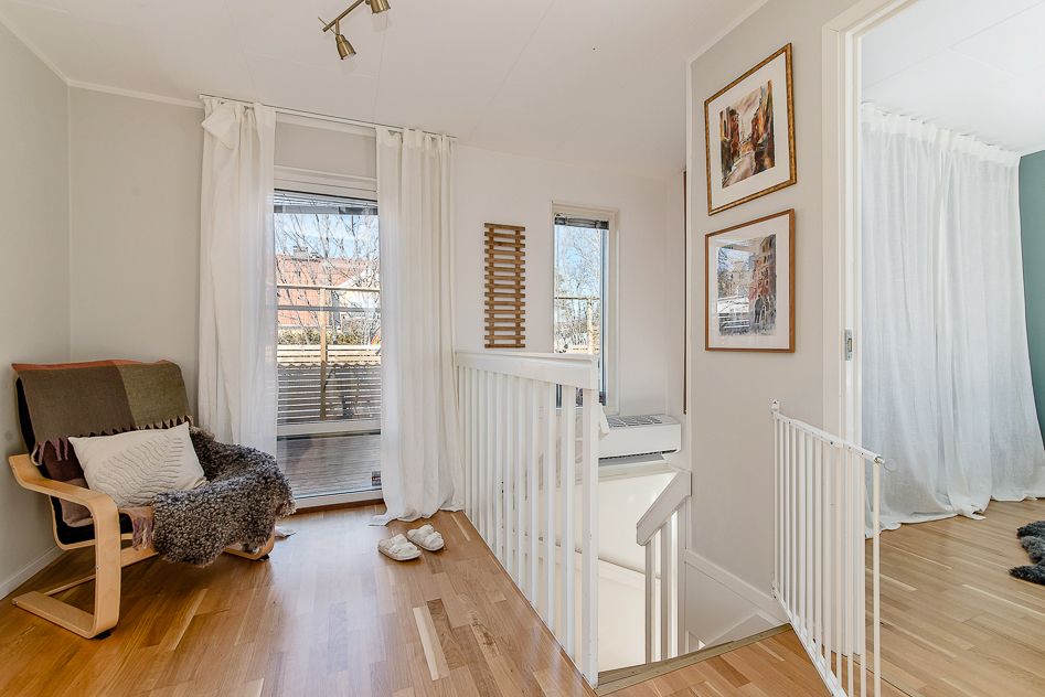 Övre hall med utgång till stor altan i väster