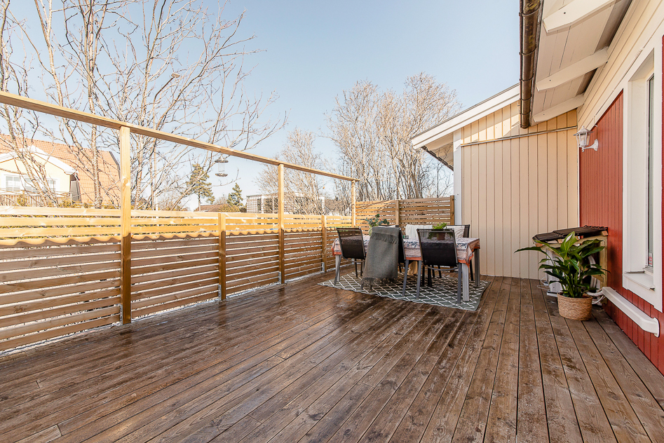 Altan i nord/väst läge med fin kvällsol