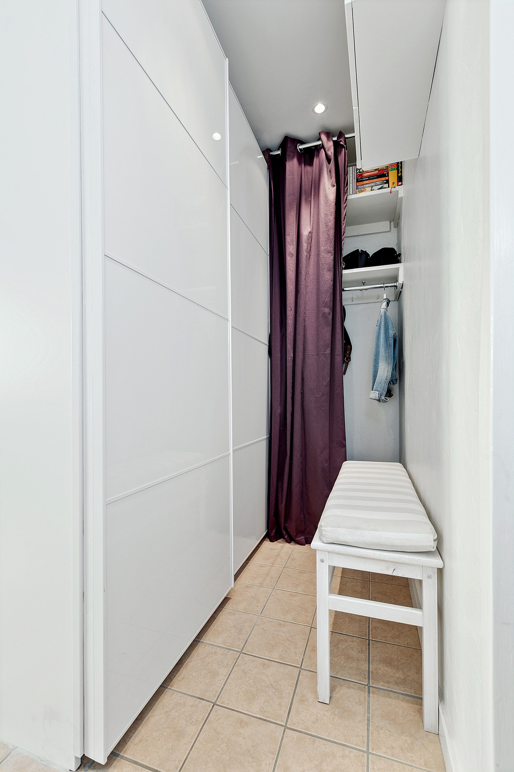 Hall med både garderober och separat avhägning för ytterläder mm