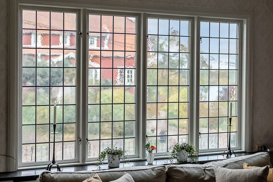 Vackert blyinfattat fönster i vardagsrummet