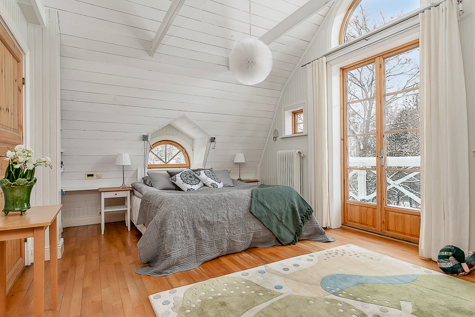 Master bedroom med rymd och egen balkong