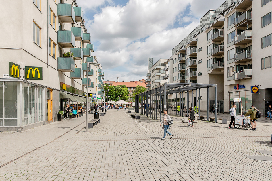 Liljeholmen med T-bana, tvärbana och bussar
