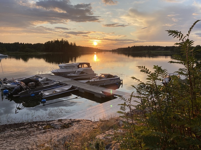 Båtbryggan i solnedgång (säljarens bild)